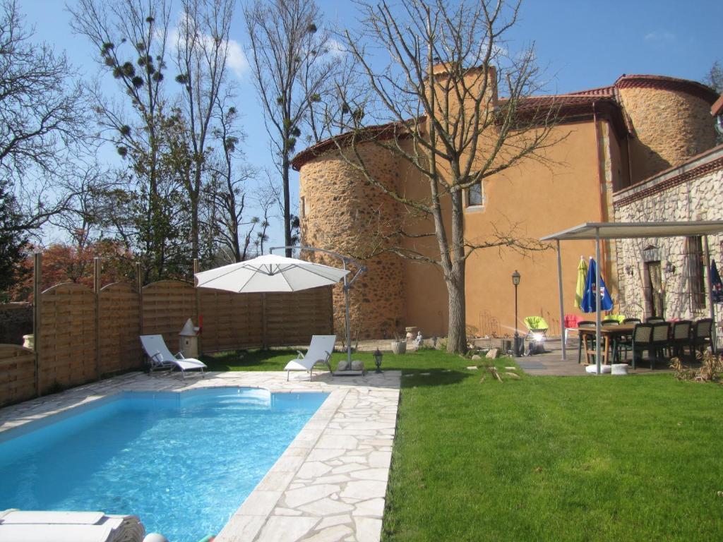 Chateau Des Aiguilles Saint-Remy-de-Chargnat Exterior photo