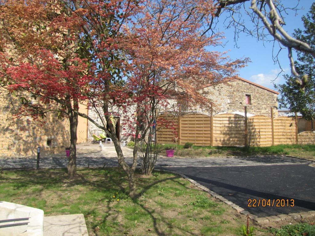 Chateau Des Aiguilles Saint-Remy-de-Chargnat Exterior photo